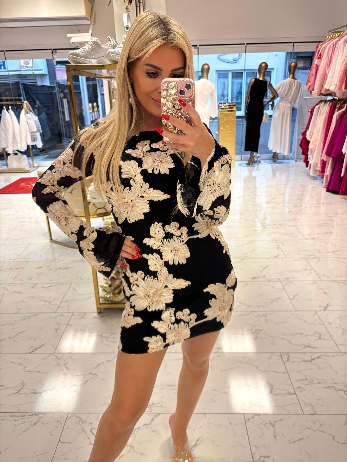 Kurzes Kleid mit Blumen