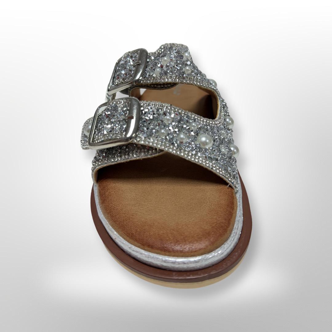 Silberne Sandalen mit Steinchen