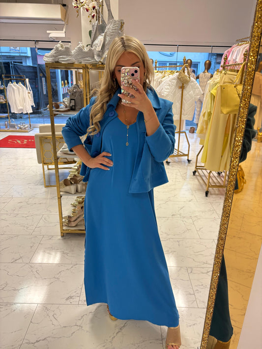 Blaues Kleid mit Spaghettiträgern