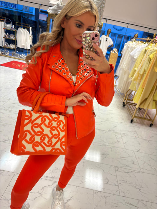 Orangene Jacke