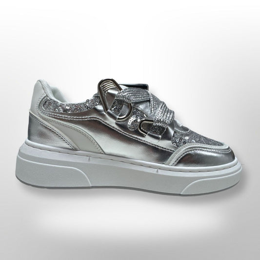 Silberne Sneaker