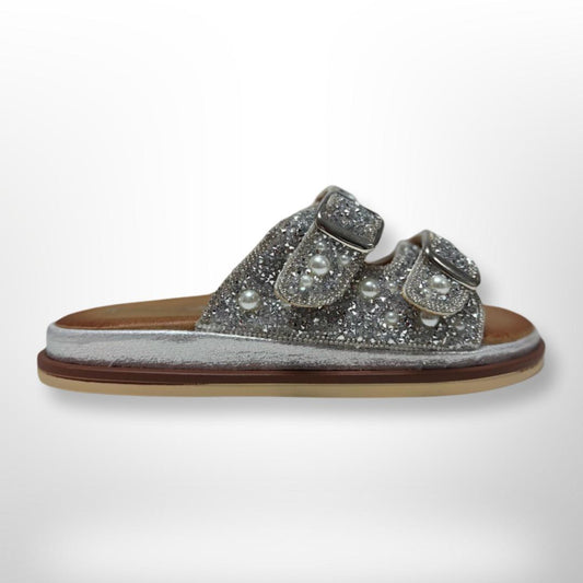 Silberne Sandalen mit Steinchen
